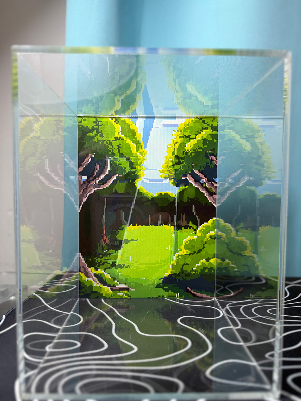 Capelo protector para cartas TCG — Acrílico transparente con base