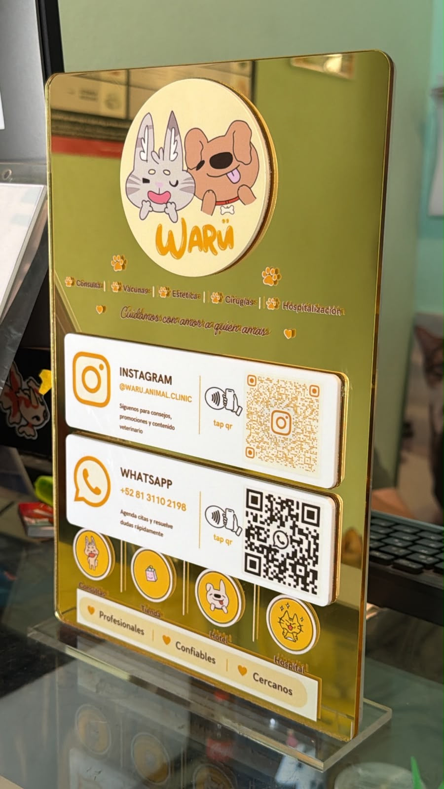 Stand NFC para negocios en acrílico personalizado